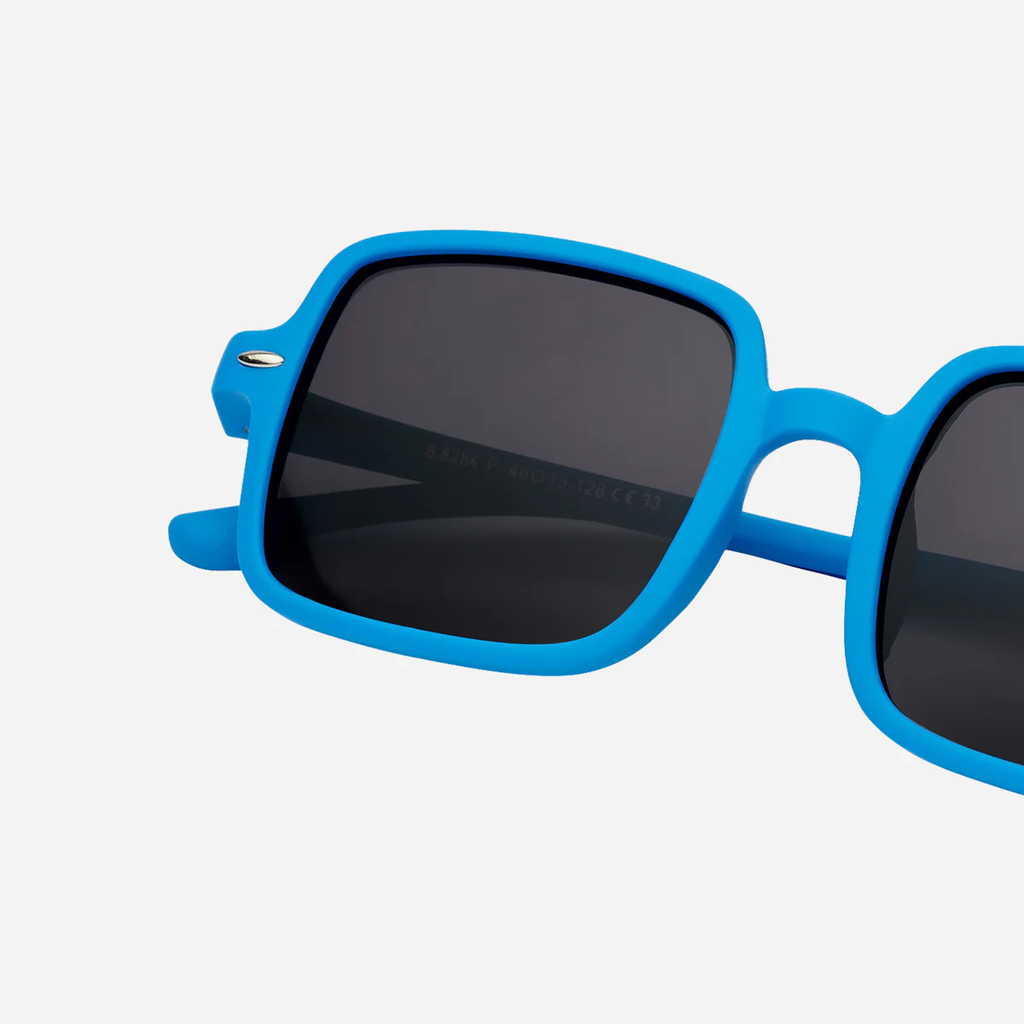 lunettes-soleil-polarisee-enfant-incassable-WAMPI-S8284_BLU-4.jpg.webp