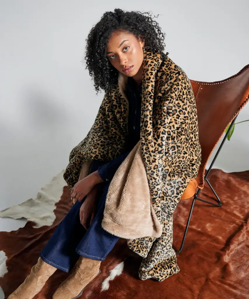 plaid_polaire_leopard_marron_5_2048x2048.webp